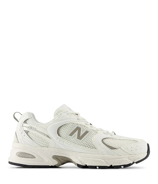 נעל ספורט רשת לבנה בעיצוב מודרני עם סוליה עבה ומיתוג צד, מתאימה לריצה או יומיום