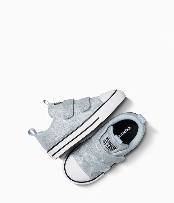 נעלי סניקרס ילדים כסופות עם סקוצ'ים של CONVERSE על רקע לבן, מותג עולמי ב-CHOZEN