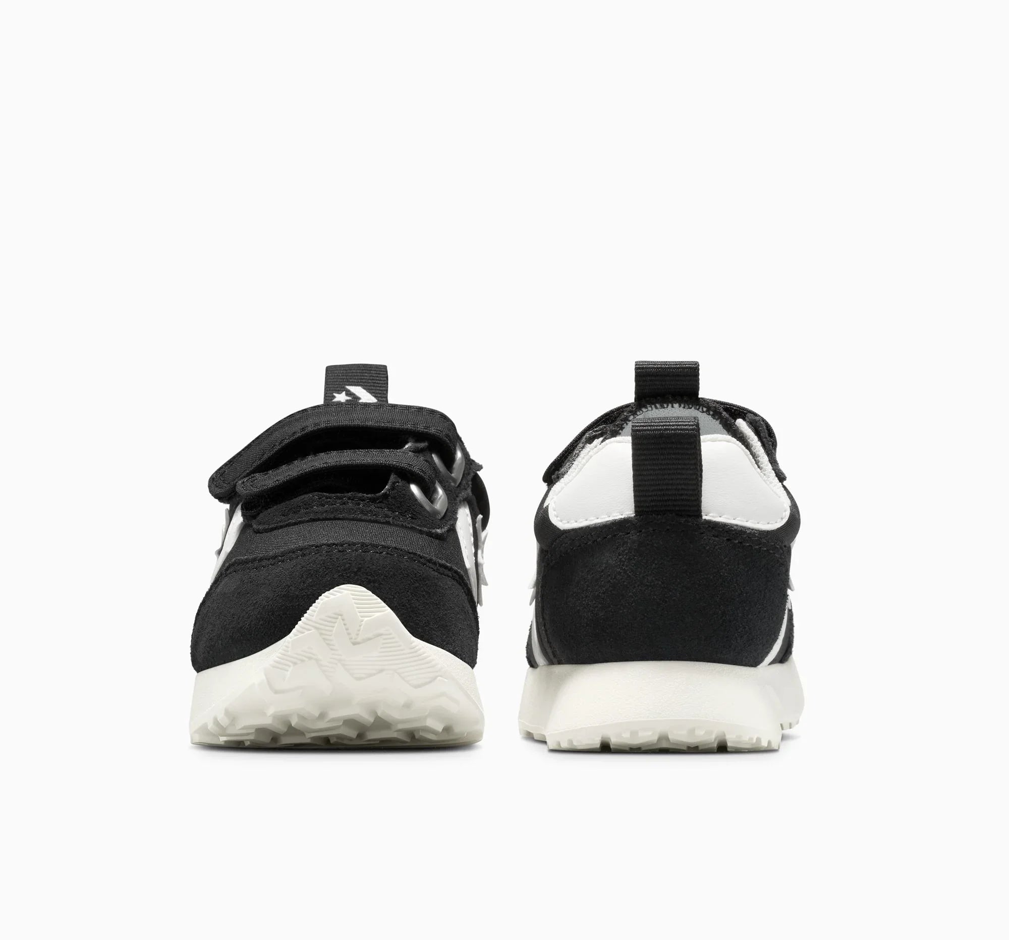 נעליים שחורות לילדים עם סוליה לבנה, תוצרת מותג CHOZEN, מבט מאחור