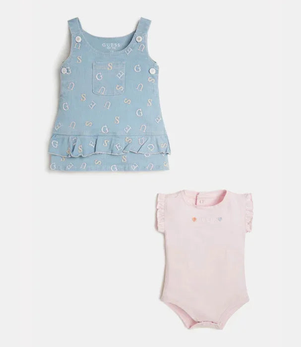סט בגדי תינוקות של GUESS שמלה תכלת עם דפוס אותיות ובגד גוף ורוד קצר, קולקציית מותגים CHOZEN