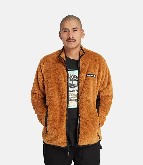גבר עם ג'קט פליז חום של Timberland, לוק אופנה מהמבחר של מותגי CHOZEN