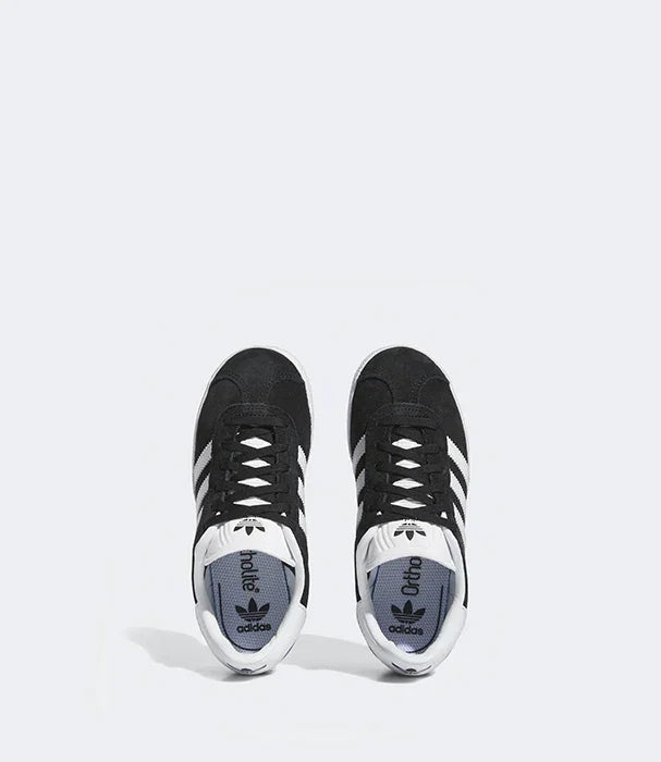 נעלי אדידס שחורות עם פסים לבנים, תצוגת על, קיץ 2024, CHOZEN מותגים מובילים