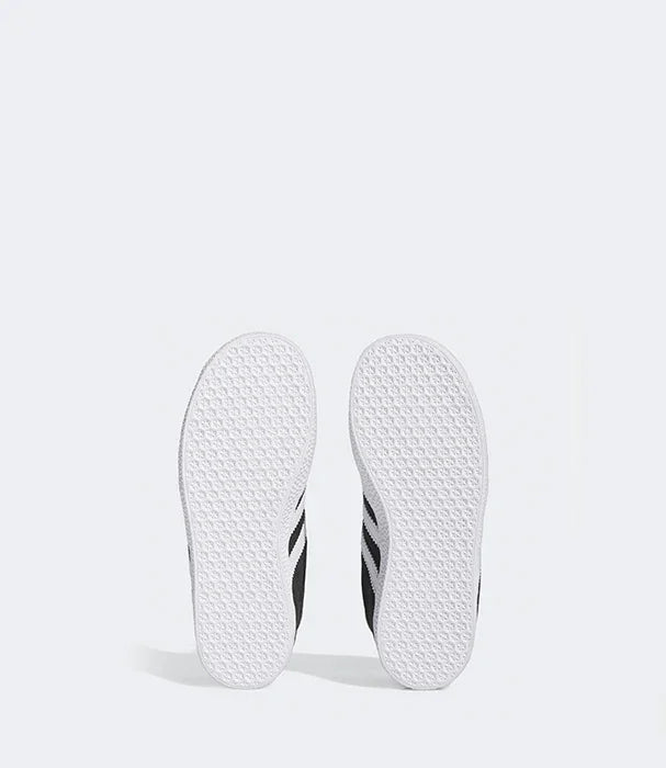 סוליה תחתונה של נעלי ספורט אפורות עם דוגמת משושה, צילום מוצר ל-CHOZEN