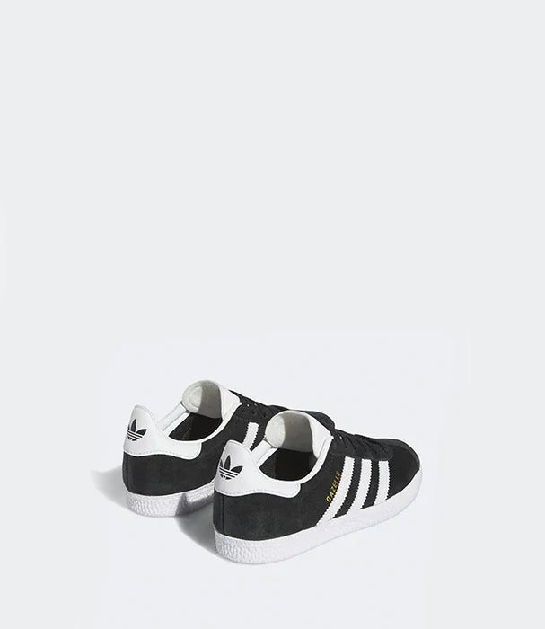 נעלי אדידס גזל שחורות לבנות לגברים, צילום לאתר CHOZEN קבוצת אלפא