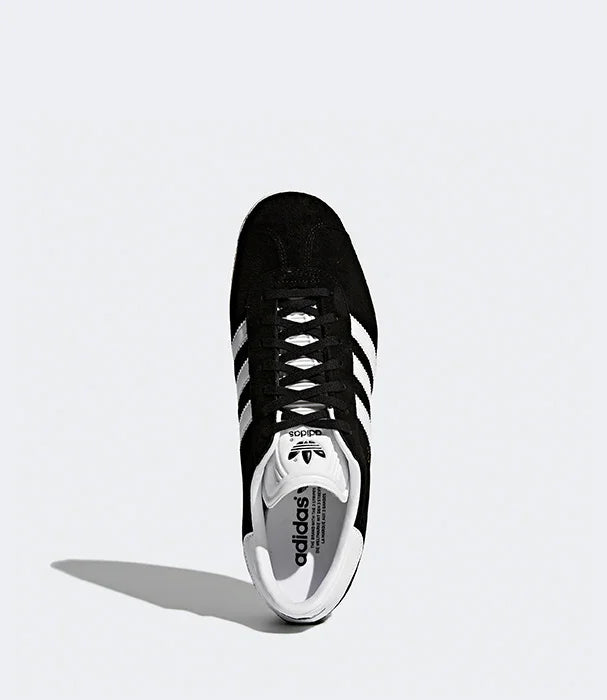 נעל אדידס קלאסית שחורה עם פסים לבנים, צילום מלמעלה, מבית CHOZEN