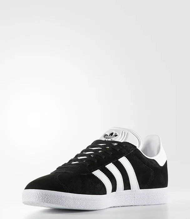 נעל אדידס שחורה, לבנה, סוליה עבה, עיצוב קלאסי, מצולמת על רקע לבן, נעלי ספורט CHOZEN