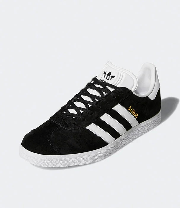 נעל אדידס גזל שחורה עם פסי לוגו לבנים, מבט חזיתי, נעלי מותגים ב-CHOZEN