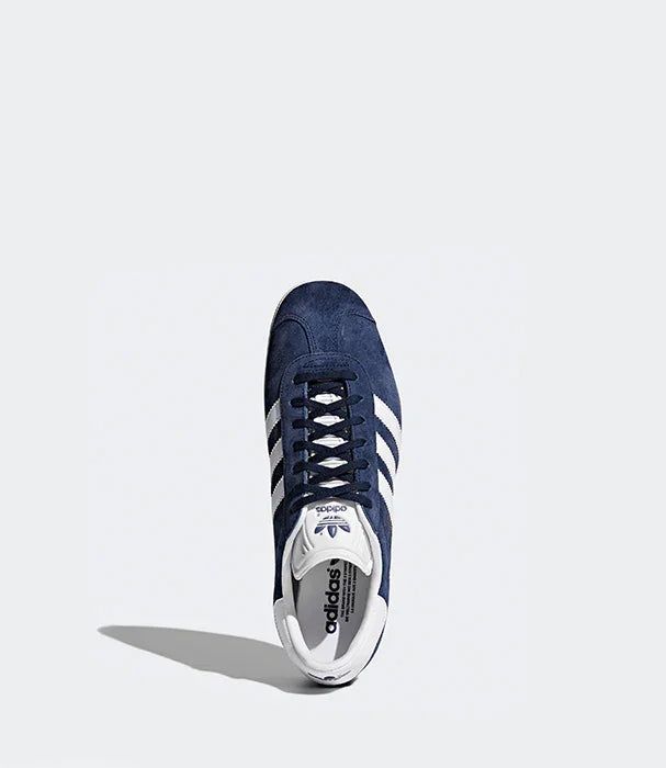 נעל ספורט אדידס כחולה עם פסים לבנים, מבט על, קטלוג CHOZEN מותגים מובילים