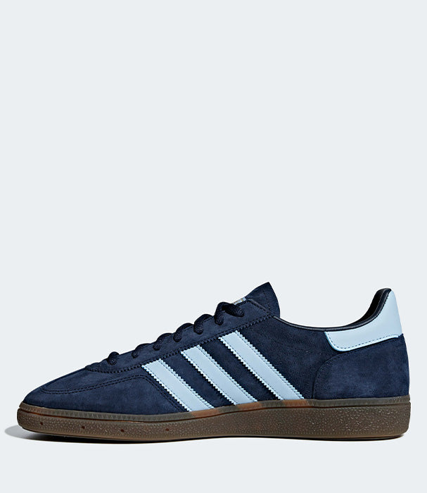 נעל ספורט אופנתית בצבע כחול כהה עם פסי צד לבנים, צילום צד