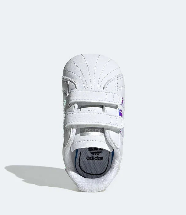 נעל תינוקות אדידס לבנה עם סקוצ'ים, צילום על רקע אפור, קבוצת אלפא CHOZEN