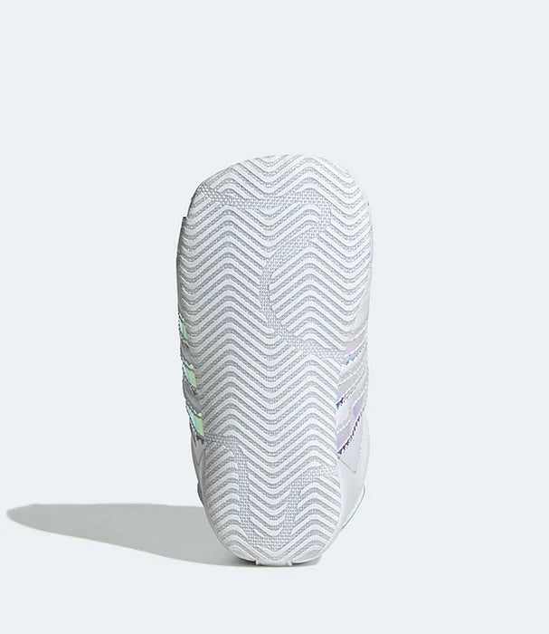 נעל ספורט אפורה עם סוליה בטקסטורת זיגזג, צילום תקריב, נעלי מותגים ב-CHOZEN