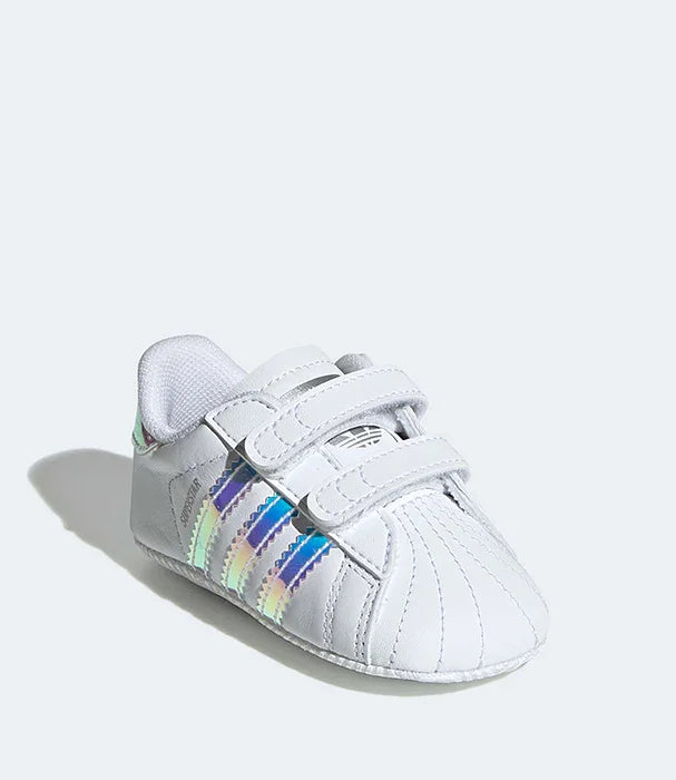 נעל ספורט לתינוקות בצבע לבן עם פסי קשת, צילום מקצועי, CHOZEN קבוצת אלפא