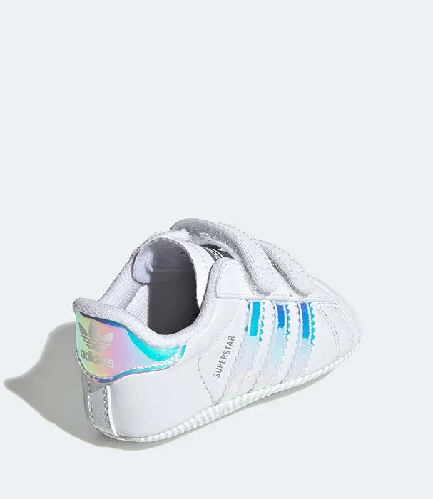 נעל תינוקות אדידס לבנה עם פסי כחול ואבזם, בולטים מתוך קולקציית מותגים ב-CHOZEN