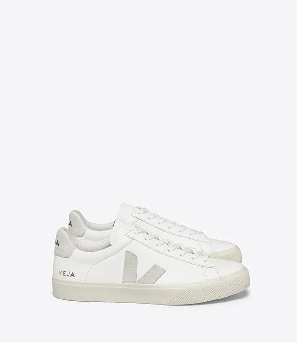 נעלי סניקרס לבנות של VEJA בעיצוב קלאסי, מוצג על רקע לבן, מבית CHOZEN אלפא