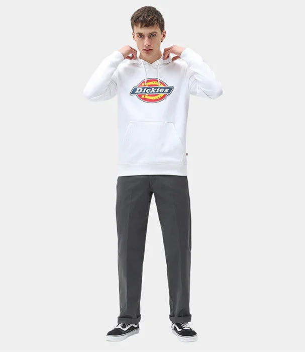 דגם לובש קפוצ'ון לבן Dickies עם מכנסיים אפורים, אופנת רחוב מותגים מובילים CHOZEN