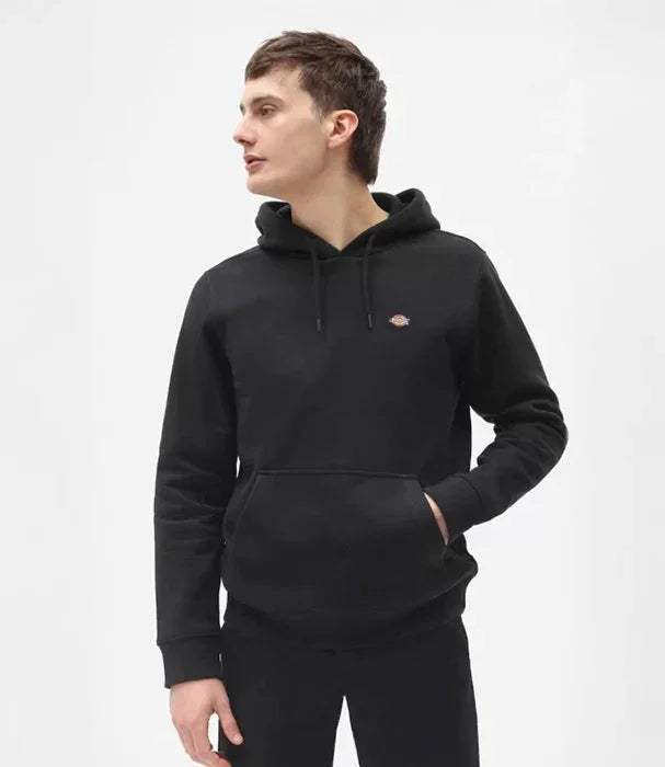 גבר לובש סווטשרט קפוצ'ון שחור עם לוגו, אופנה CHOZEN, מותגים מובילים מבית קבוצת אלפא