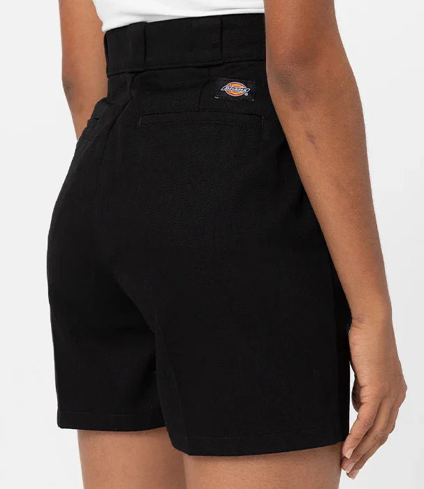 מכנסיים קצרים שחורים של Dickies לנשים, דגם קלאסי, מוצגים על דוגמנית, CHOZEN מותגים מובילים