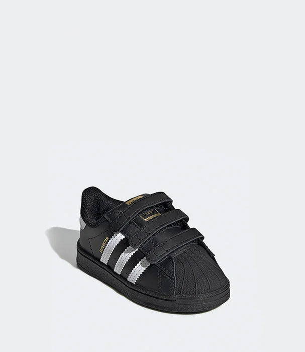 נעל ספורט Adidas שחורה לילדים עם פסים לבנים, צילום מקצועי על רקע אפור, CHOZEN