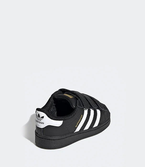 נעל ספורט אדידס לילדים שחורה עם שלושה פסים לבנים, צילום צד אחורי באתר CHOZEN
