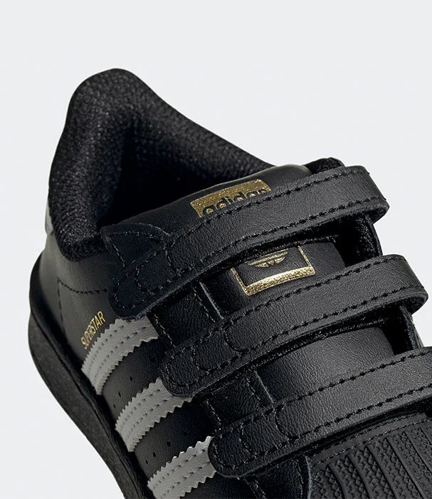 נעל אדידס סופרסטר שחורה עם סקוצ'ים, פסי מותג לבנים, צילום תקריב לאתר CHOZEN