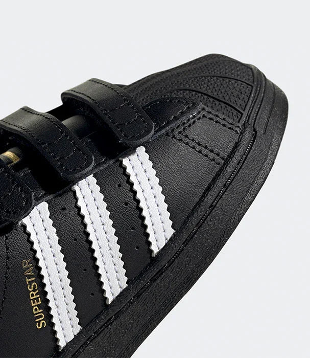 נעל ספורט שחורה עם שלושה פסי בד לבנים וסגירת סקוטש, מותג מוביל CHOZEN