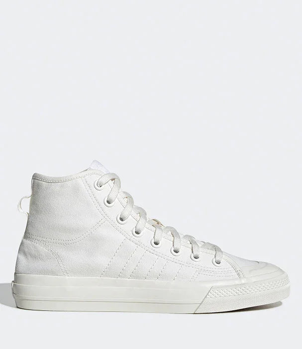 סניקרס גבוהות לגברים בצבע אפור, צילום צד, נעלי מותגים בחנות CHOZEN