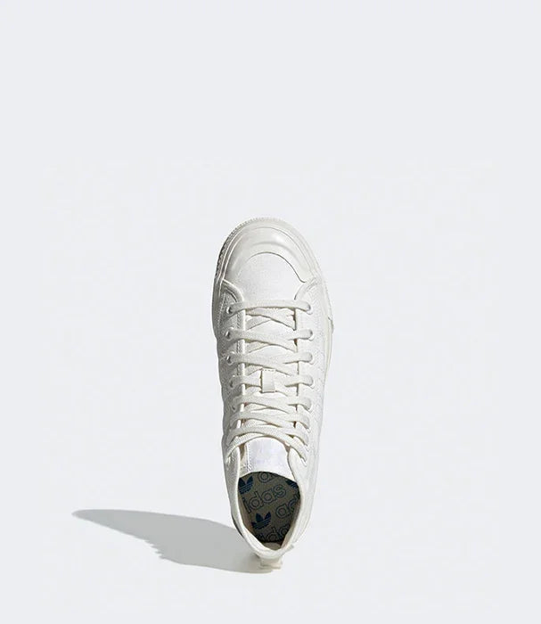 סניקרס לבנה עם שרוכים על רקע אפור, נעלי אדידס מקוריות מבית CHOZEN