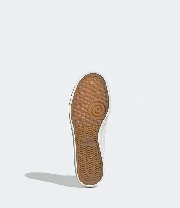 סוליית נעל אפורה עם דוגמת אחיזה, צילום מוצר לאתר CHOZEN מותגי נעליים מובילים