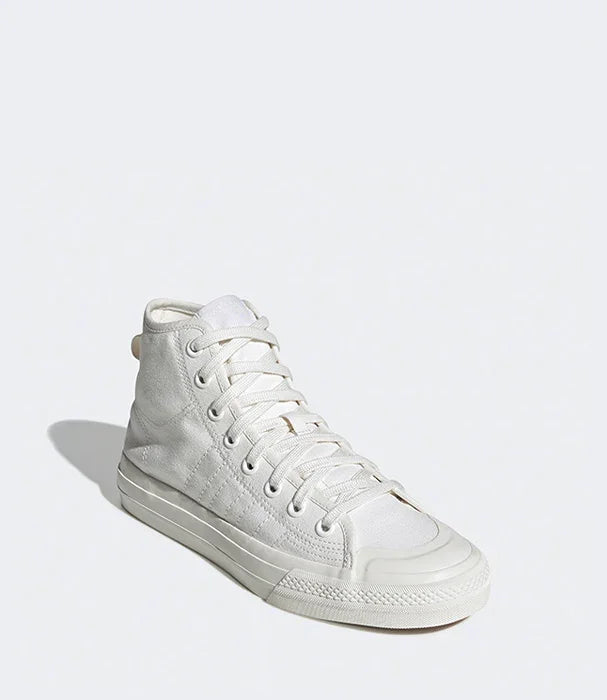 נעל סניקרס גבוהה בצבע לבן על רקע אפור, נעל אופנתית מבית CHOZEN
