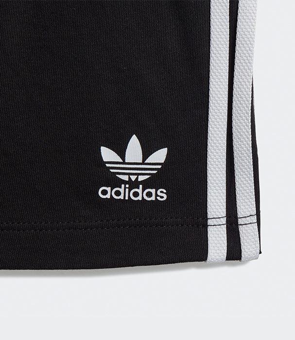 מכנסי אדידס שחורים עם פסים לבנים ולוגו adidas, מותג מוביל ב-CHOZEN