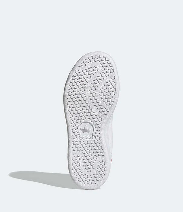 סוליית נעל אדידס לבנה, צולם בהיר, מוצר נעלי ספורט ב-CHOZEN