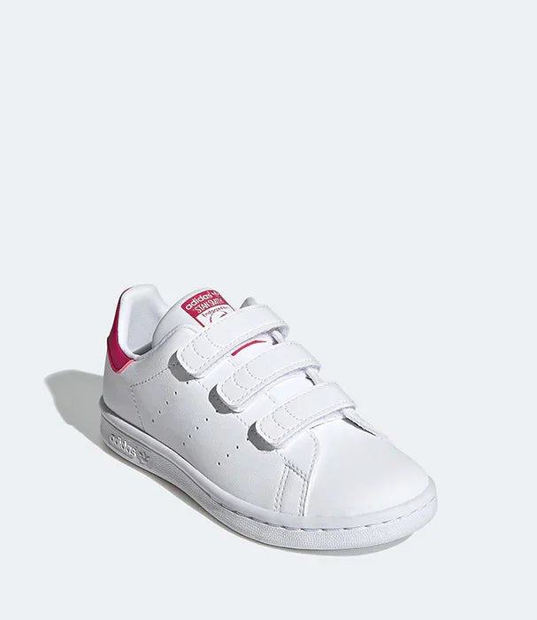 נעל ספורט אדידס לבנה עם רצועות סקוץ' ועקב ורוד, צילום מוצר על רקע לבן