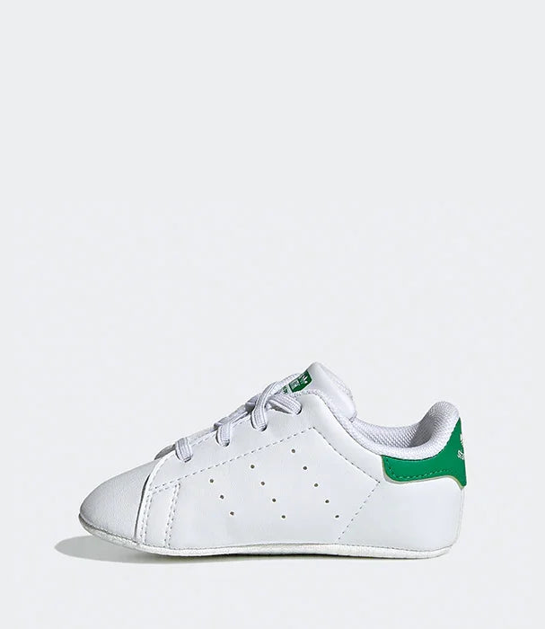 נעל תינוקות adidas סטאן סמית בצבע לבן עם ירוק מצולם על רקע אפור, ביבוא קבוצת אלפא