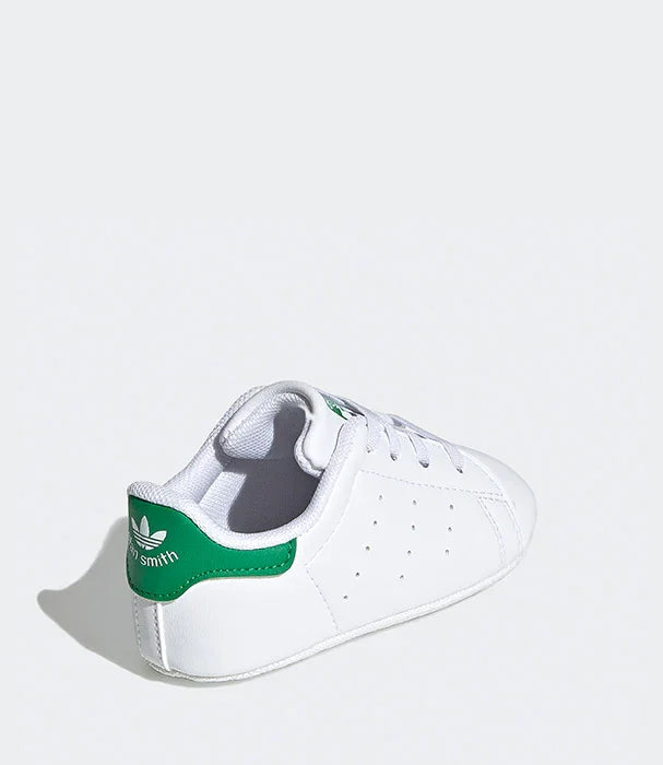 נעל ספורט לבנה עם עקב ירוק, דגם Adidas Stan Smith, על רקע אפור, CHOZEN אלפא