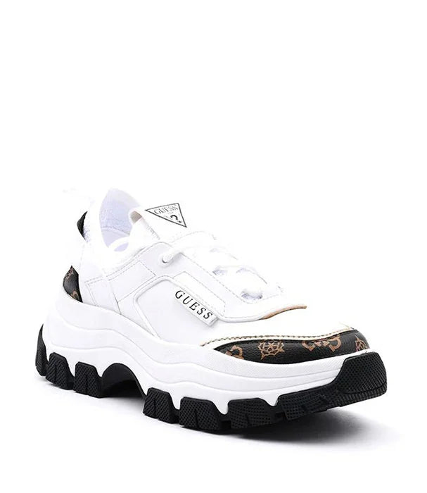 נעל סניקרס לבנה לנשים של GUESS עם סוליה עבה ודוגמת לוגו שחור-חום, מותגים מובילים ב-CHOZEN