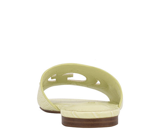 גאס כפכפים בשילוב רצועה רחבה ולוגו מחורר מעור סינטטי