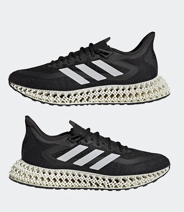 נעלי ספורט אדידס שחורות עם סוליה לבנה ייחודית, צילום מוצר CHOZEN