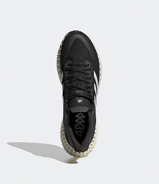 נעלי ספורט אדידס שחורות עם סוליה לבנה, צילום על רקע אפור, מיתוג CHOZEN