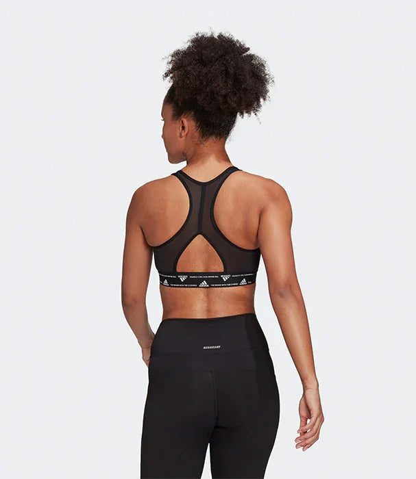 דגם גב של אישה עם טייץ וספורט ברנד אדידס שחור, CHOZEN מותגי ספורט