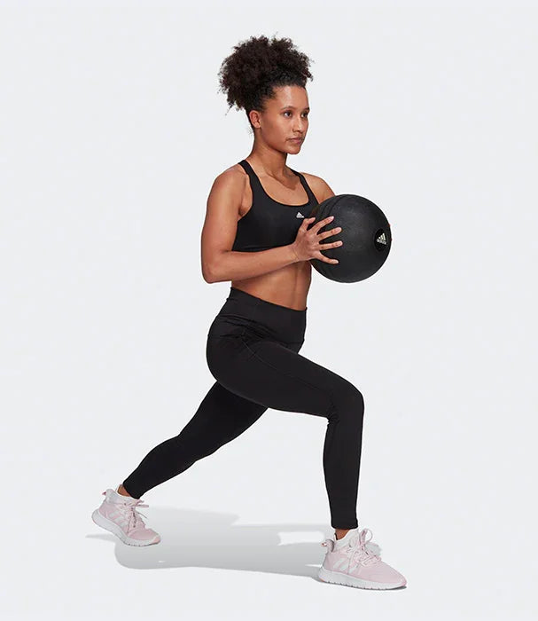 אישה בבגדי ספורט שחורים מבית adidas, בפעילות כושר, רקע לבן, CHOZEN בגדי ספורט