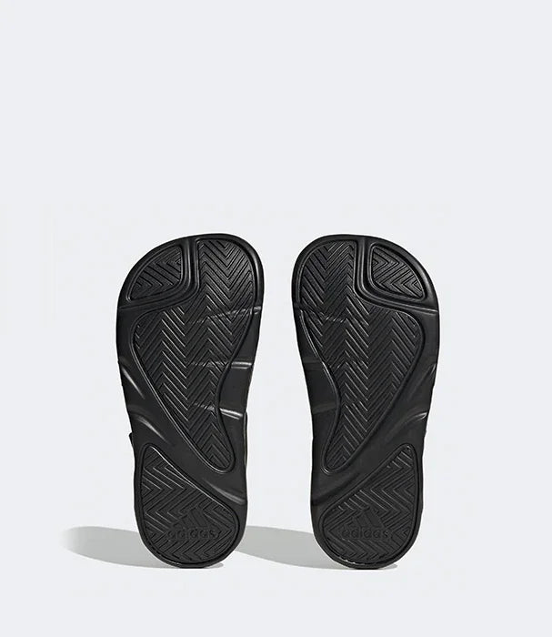 סוליות כפכפי אדידס שחורות בתצוגת תחתית על רקע אפור, מבית CHOZEN