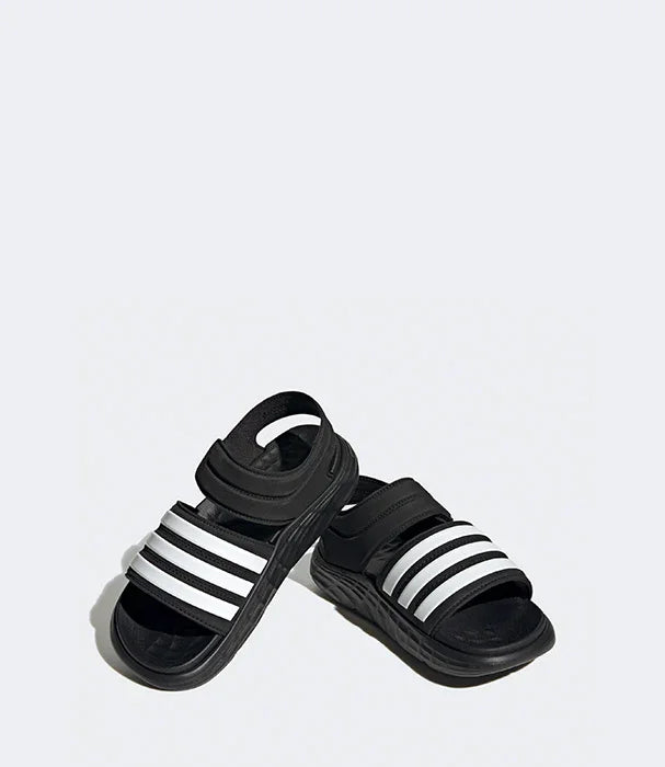 סנדלים שחורים עם רצועות לבנות, נעלי ילדים אופנתיות CHOZEN, צילום מלמעלה