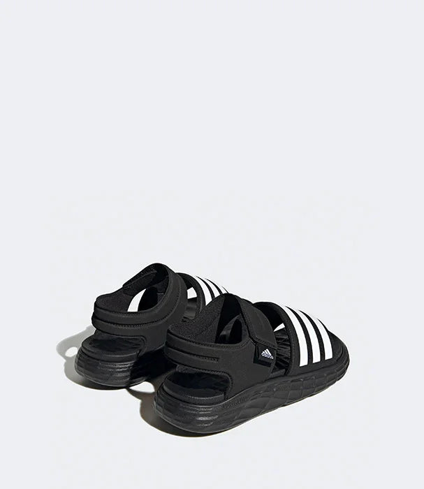 סנדלים שחורים עם פסים לבנים לאדידס, צילום אחורי, נעלי מותגים CHOZEN