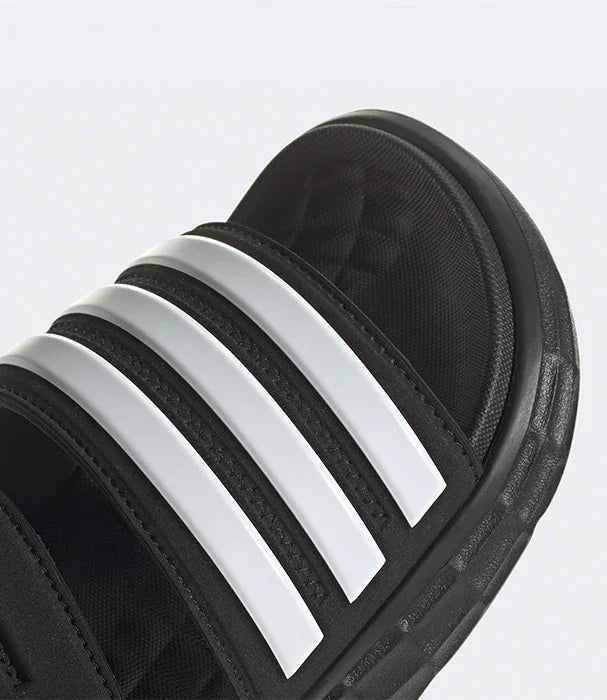 כפכף ספורט שחור עם שלושה פסים לבנים, צילום תקריב, נעלי מותגים ב-CHOZEN