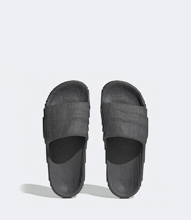 כפכפי סלייד שחורים מבית מותג עולמי, צילום מוצר על רקע אפור, CHOZEN