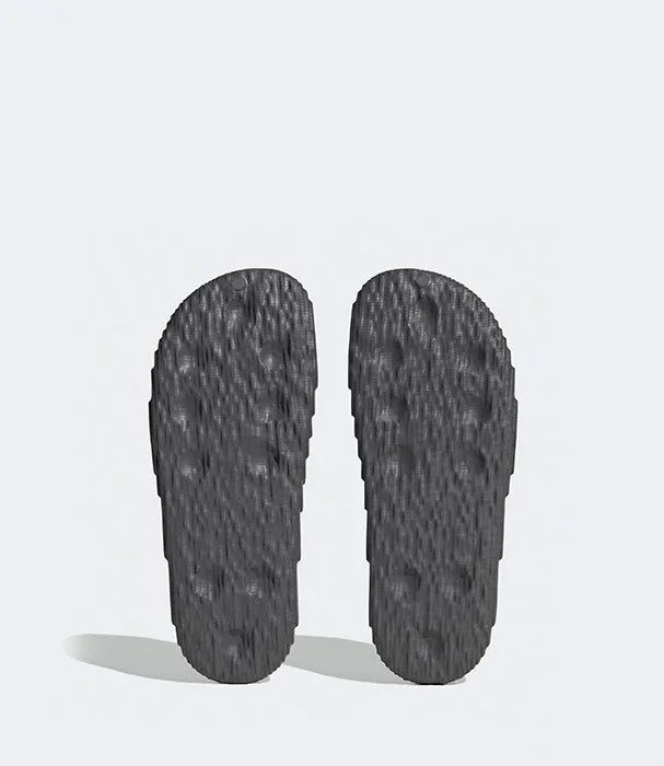 סוליות כפכפי גומי בצבע אפור כהה, נעלי בית CHOZEN, צילום על רקע לבן