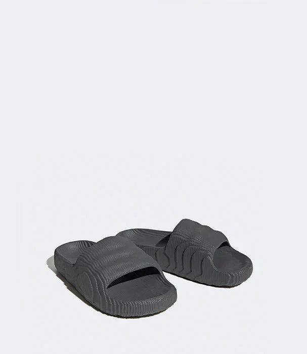 כפכפים אפורים בעיצוב מודרני על רקע לבן, נעלי קיץ לגברים CHOZEN אלפא יבואן רשמי