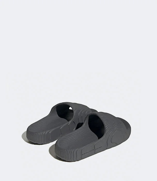 כפכפים אפורים מעוצבים עם מראה מודרני מבית CHOZEN, צילום זווית אחורית, רקע לבן