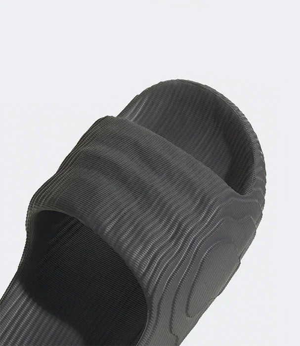 סנדל שקף לגבר בצבע אפור כהה, טקסטורה ייחודית, קולקציית מותגים CHOZEN