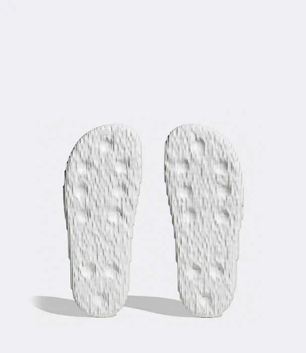 סוליית כפכפים לבנה עם טקסטורה, צילום תחתון, נעלי CHOZEN מבית קבוצת אלפא